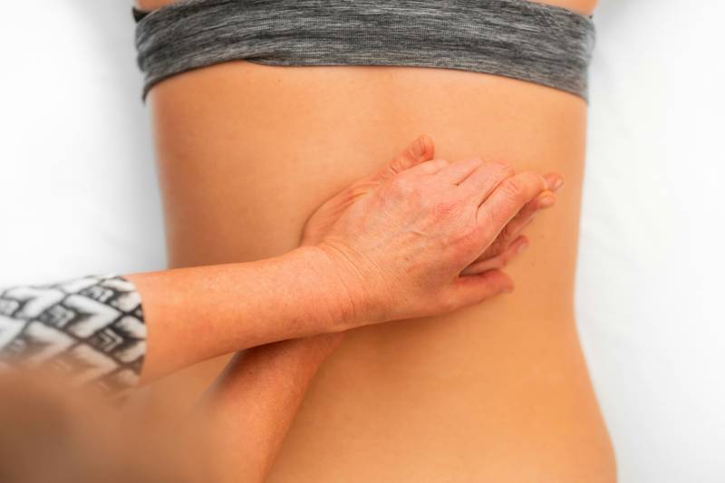 Le Rolfing est une thérapie manuelle holistique de réalignement postural et de bien-être corporel